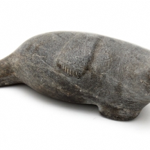 פסלון דקורטיבי מגולף ביד בדמות כלב ים, חתום בתחתית