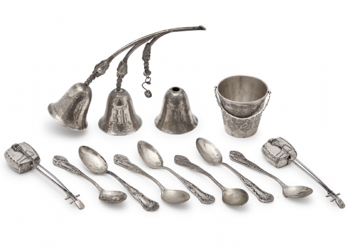 11 חפצי כסף שונים, יצרנים ודגמים שונים, כולם חתומים כסף 'סטרלינג'