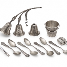 11 חפצי כסף שונים, יצרנים ודגמים שונים, כולם חתומים כסף 'סטרלינג'