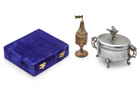 שמונה חפצי מתכת שונים: קופסא לאתרוג או סוכר מגדל בשמים להבדלה וסט של 6 כוסיות