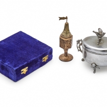 שמונה חפצי מתכת שונים: קופסא לאתרוג או סוכר מגדל בשמים להבדלה וסט של 6 כוסיות