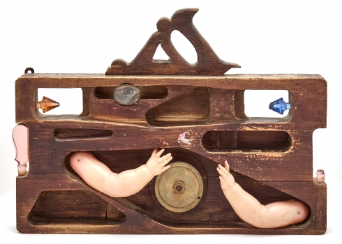 דן בן אמוץ ׳היד מסובבת והעין צופה׳ 1970, פסל עץ וגרוטאות גדול, חתום.