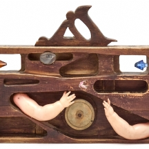 דן בן אמוץ ׳היד מסובבת והעין צופה׳ 1970, פסל עץ וגרוטאות גדול, חתום.