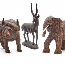 שלישיית פסלי עץ אפריקאיים מגולפים: פיל באפלו ואנטילופה