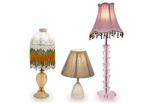 שלוש מנורות שולחן דקורטיביות בעיצובים שונים