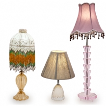 שלוש מנורות שולחן דקורטיביות בעיצובים שונים