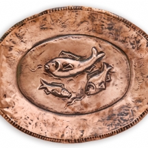 מגש דקורטיבי עשוי נחושת בעבודת הטבעה בעיטור דגים