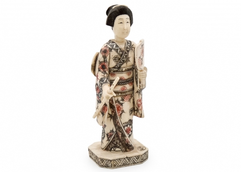 פסל דמות גיישה מעוטר בצביעה פוליכרומית עדינה לבושה קימונו מעוטר ומחזיקה מניפה