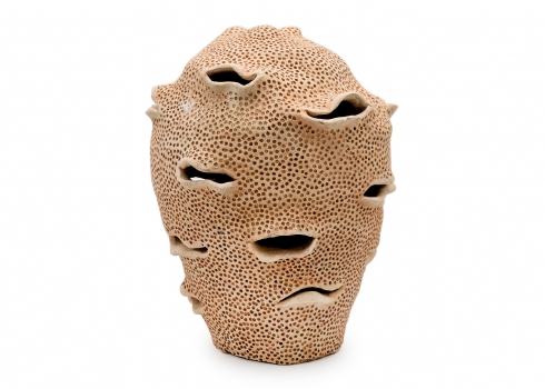 רחל כדמור (נ. 1940), פסל קרמיקה אמנותי בעל מרקם מחורר ועיצוב פיסולי אורגני