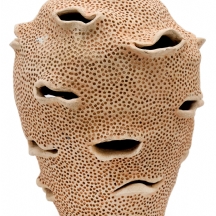 רחל כדמור (נ. 1940), פסל קרמיקה אמנותי בעל מרקם מחורר ועיצוב פיסולי אורגני