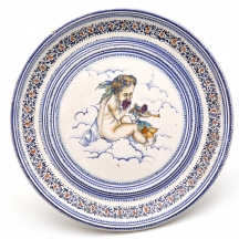 צלחת דקורטיבית עשויה מיוליקה, מעוטרת ציור יד של דמות 'Putto' קלאסית חתומה