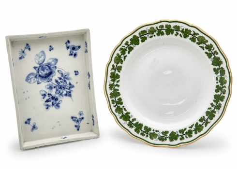 שני כלי פורצלן, חתומים