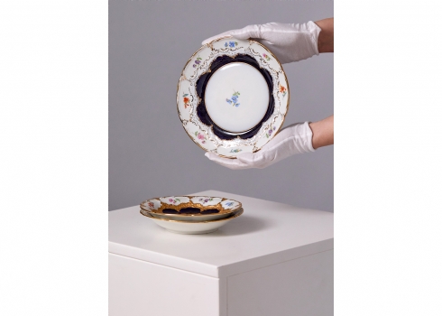 שלוש צלחות פורצלן 'Meissen' דגם 'B-Form'