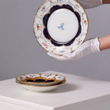 שלוש צלחות פורצלן 'Meissen' דגם 'B-Form'