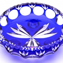 קערה דקורטיבית עשויה קריסטל בגוון כחול קובלט עשיר, מעוטרת בעבודת חיתוך