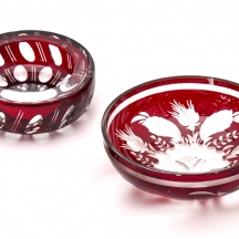 מאפרה וקערית קריסטל בגוון רובי עמוק - חיתוך וחריטה דקורטיבית