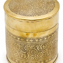 קופסת פליז מעוטרת בחריטה אוריינטלית עשירה עם מכסה תואם