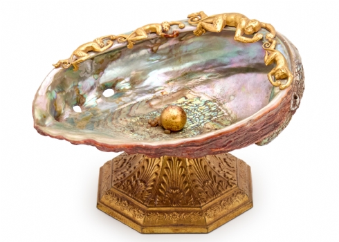 קערת צדף מרשימה על בסיס ברונזה יצוקה עם עיטורי קופים מוזהבים