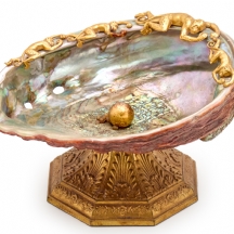 קערת צדף מרשימה על בסיס ברונזה יצוקה עם עיטורי קופים מוזהבים