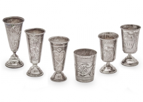 שישה גביעים וכוסות כסף רוסים לקידוש, חתומים יצרנים ודגמים שונים