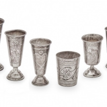 שישה גביעים וכוסות כסף רוסים לקידוש, חתומים יצרנים ודגמים שונים