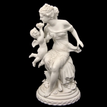 פסל בדמות אישה וילד