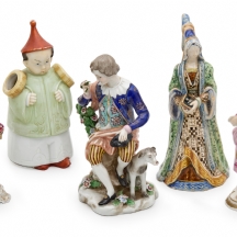 חמש דמויות פורצלן בדמויות אנשים, דגמים וחומרים שונים, חלקם חתומים