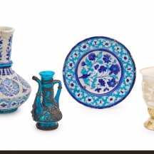 שלושה כדים דקורטיביים וצלחת בגווני כחול-טורקיז עשירים