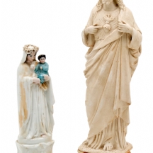 שני פסלים נוצרים עשויים חומרים שונים, דגמים שונים