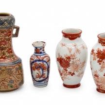 ארבעה כדים שונים עשויים קרמיקה ופורצלן ומעוטרים חלקם חתומים