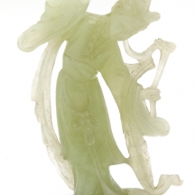 פסל אלה סינית מגולף מאבן 'סרפנטיין' 'Serpentine' בגוון ירקרק חלבי ועדין