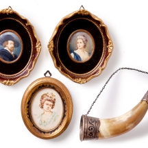 שלוש מיניאטורות פורטרט ממוסגרות וקרן שתייה גרוזינית מסורתית