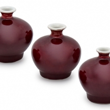 סט של שלושה כדי פורצלן סיניים בסגנון צ’ינג - זיגוג 'דם השור' 'Langyao Hong'