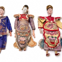 סט של שלוש בובות אופרה סיניות, כל אחת בעלת ראש עשוי עיסת נייר 'papier-mâché'