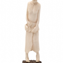 פסל אפריקאי בדמות גבר עשוי חומר לבן יוקרתי מגולף בעבודת יד ובסיס עץ