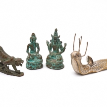 ארבע מיניאטורות דקורטיביות ממתכת ובורנזה - דמויות בודהיסטיות, טיגריס וחילזון