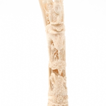 קישוט אסייתי עשוי עצם מגולף בעבודת יד עדינה