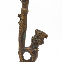 קישוט אפריקאי 'עבודת בנין' עשוי משני חלקים מעוצב בצורת מקטרת טקסית