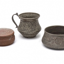 שלושה חפצי נוי איסלמים עשויים נחושת, מעוטרים