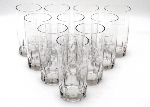 עשר כוסות זכוכית יהודיות מעוטרות בחריטת יד בדגם מגן דוד והמילה 'ציון'