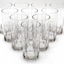 עשר כוסות זכוכית יהודיות מעוטרות בחריטת יד בדגם מגן דוד והמילה 'ציון'