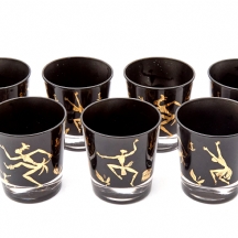 שבע כוסות עם דמויות רקדניות בסגנון 'Josephine Baker' תקופת 'MCM'