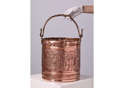 מעמד פרסי למגזינים וידית פליז , מעוצב בצורת דלי דקורטיבי עשוי נחושת מרוקעת