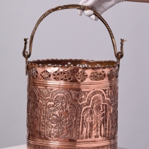 מעמד פרסי למגזינים וידית פליז , מעוצב בצורת דלי דקורטיבי עשוי נחושת מרוקעת