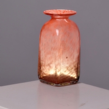 כד זכוכית שוודי אמנותי מתוצרת חברת 'Ekenas' בעיצוב האמן: John Orwar Lake