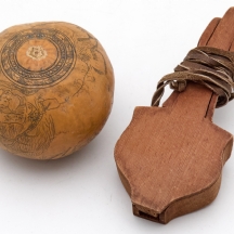 זוג כלי נגינה - מולטקה יאקוטית ודלעת מגולפת סינית