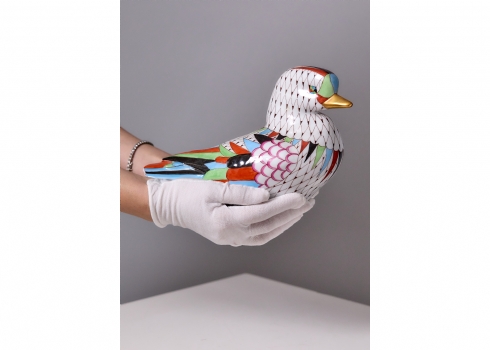 פסלון פורצלן מרשים מתוצרת 'Hollohaza' ההונגרית, בדגם 'Fishnet' חתום