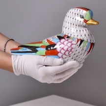 פסלון פורצלן מרשים מתוצרת 'Hollohaza' ההונגרית, בדגם 'Fishnet' חתום