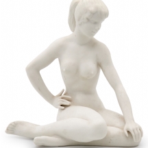 פסלון עשוי פורצלן ביסק לבן מט 'Bisque', המתאר דמות נשית יושבת, חתום