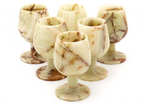 סט של שישה גביעים עשויים אוניקס טבעי מלוטש, בגוונים ירקרקים עם עורקים טבעיים